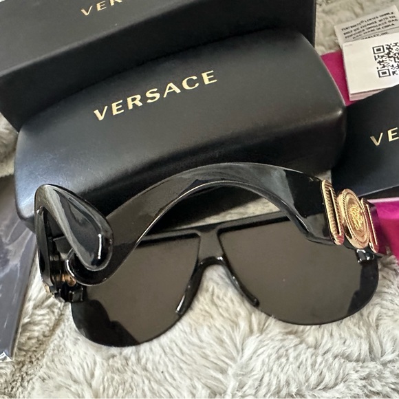 Versace Sunglasses Like New - Picture 4 of 8